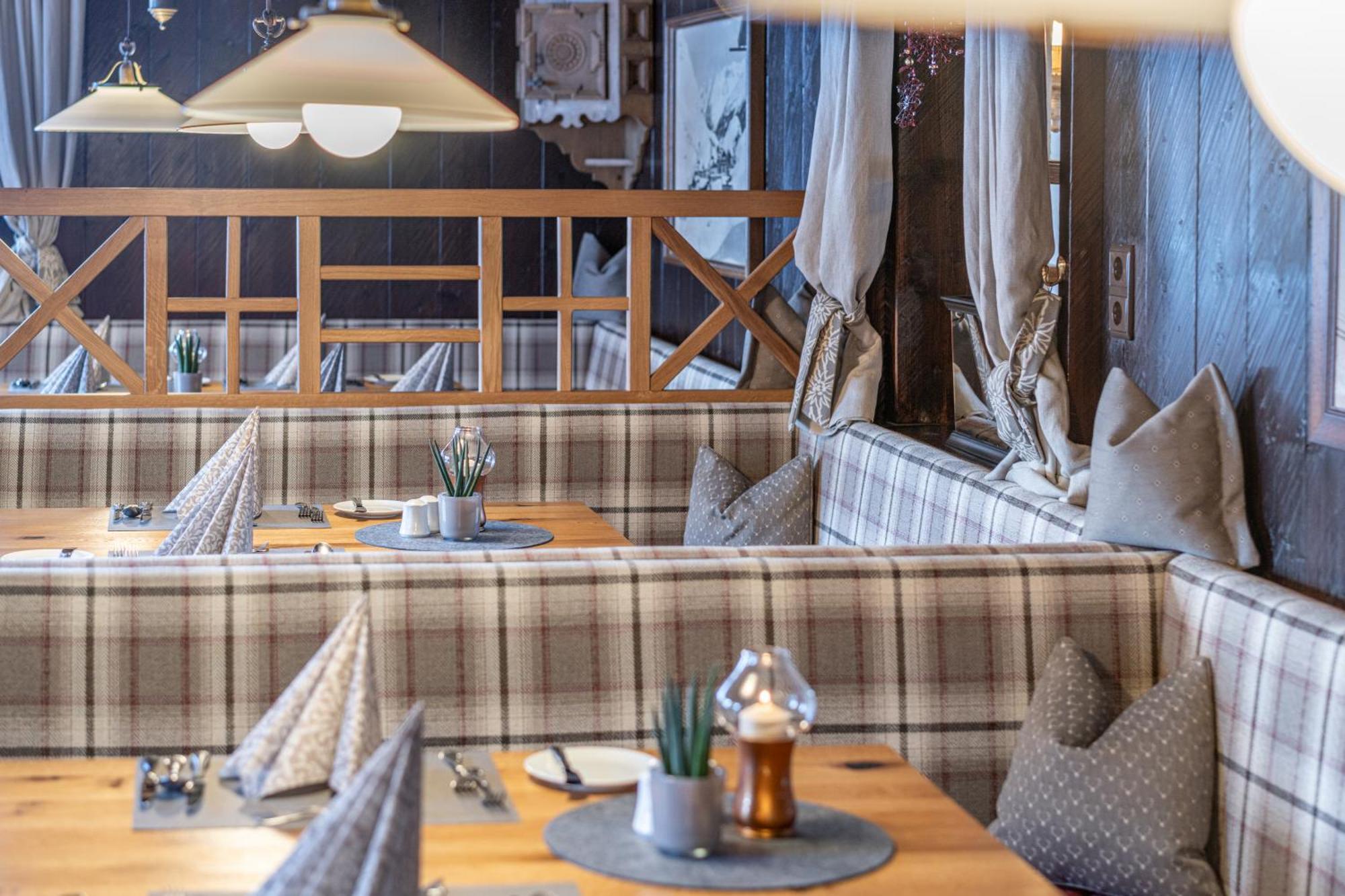 Burghotel Alpengluehn 오베르구르글 외부 사진